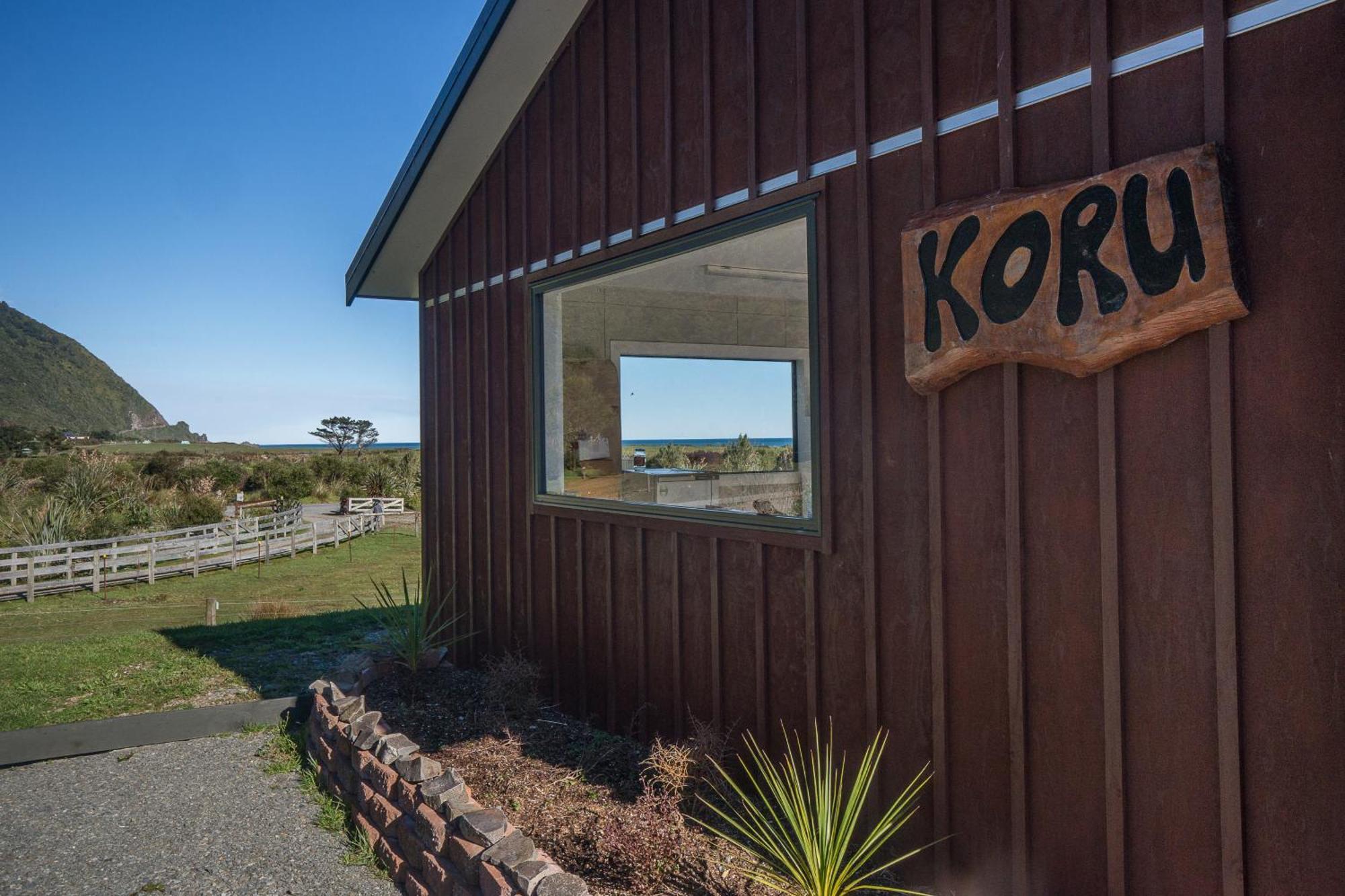 Koru Beachfront Holiday Cabins & Hot Tub Barrytown Kültér fotó