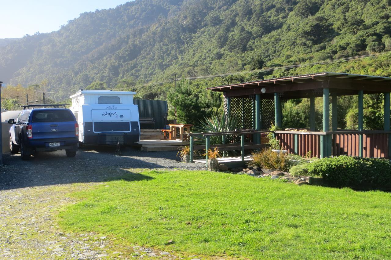 Koru Beachfront Holiday Cabins & Hot Tub Barrytown Kültér fotó